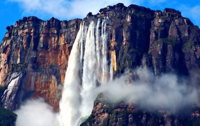 Водопад падает с вершины каменной скалы