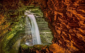 Водопад внутри пещеры