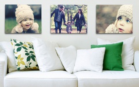 Фото семьи над диваном в гостиной