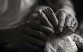 Ступни ребенка в руках отца