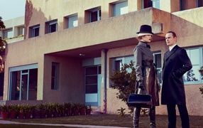 Мужчина и женщина в стиле ретро у дома