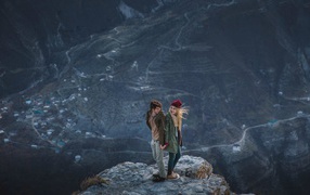 Парень и девушка на вершине горы