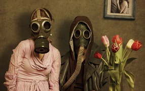 Люди в противогазах с букетом