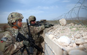 Солдаты США в окопе