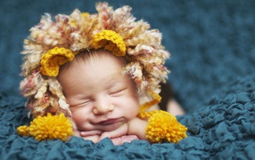 Ребенок спит в забавной шапке