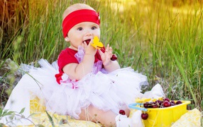 Девочка кушает спелые вишни