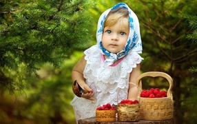 Девочка с корзинками лесных ягод