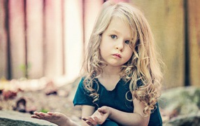 Маленькая белокурая девочка