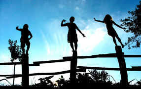 Дети позируют