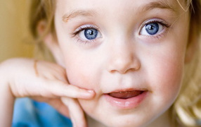 Маленькая девочка с голубыми глазами