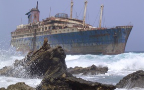 Заброшенный корабль несет на скалы