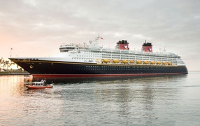 Черный королевский круизный лайнер