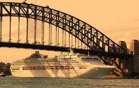 Круизный лайнер под мостом