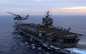 Вертолет на фоне авианосца