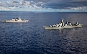 Встреча военных кораблей в море