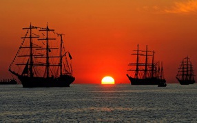 Парусные корабли на фоне заката