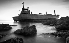 Корабль у рифов