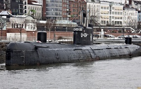 Подводная лодка у набережной в городе