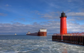 Танкер на рейде у маяка