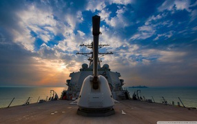 Пушка на палубе военного корабля