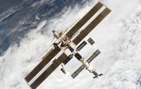 МКС пролетает над облаками на Земле