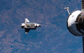 Шаттл НАСА идет на стыковку с МКС