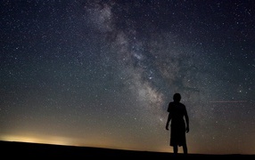 Силуэт девушки на фоне Млечного пути