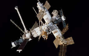 Космическая станция на черном фоне