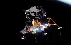 Лунный модуль идет на посадку