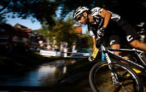 Велосипедист на краю водоема