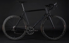 Спортивный велосипед на черном фоне