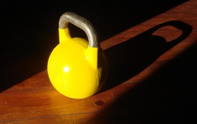 Гиря желтого цвета