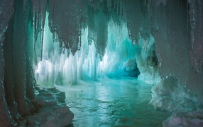 Наросты льда в пещере
