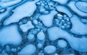 Причудливые изгибы голубого льда