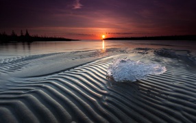 Образования из льда на озере