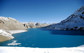 Горное Озеро покрытое льдом