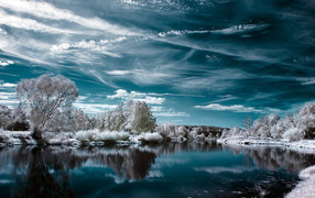 Берег реки в инее