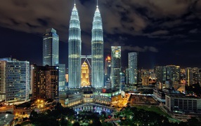 Яркие башни Петронас Тауэрс в Малайзии