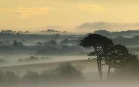 Город, покрытый густым туманом