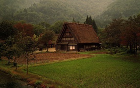 Деревенский дом среди гор
