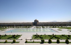 Фонтаны перед дворцом в Исфахане, Иран
