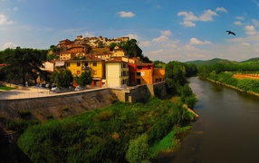 Дома на холме у берега реки