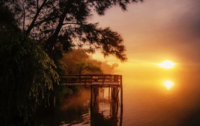 Утренний туман на озере в Аргентине