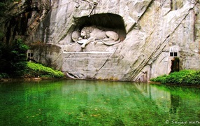 Скульптура льва над водой