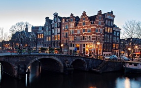 Каменный мост в маленьком городке в Европе