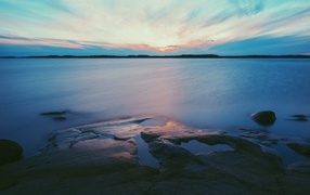 Каменный берег озера в Финляндии