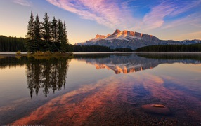 Прозрачная вода озера в национальном парке Банф, Канада