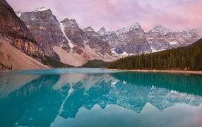 Ледниковое озеро Морейн в Канаде