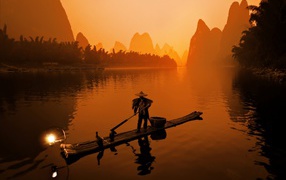 Китайский рыбак на восходе солнца