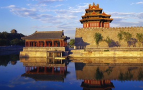 Храм среди воды в Китае